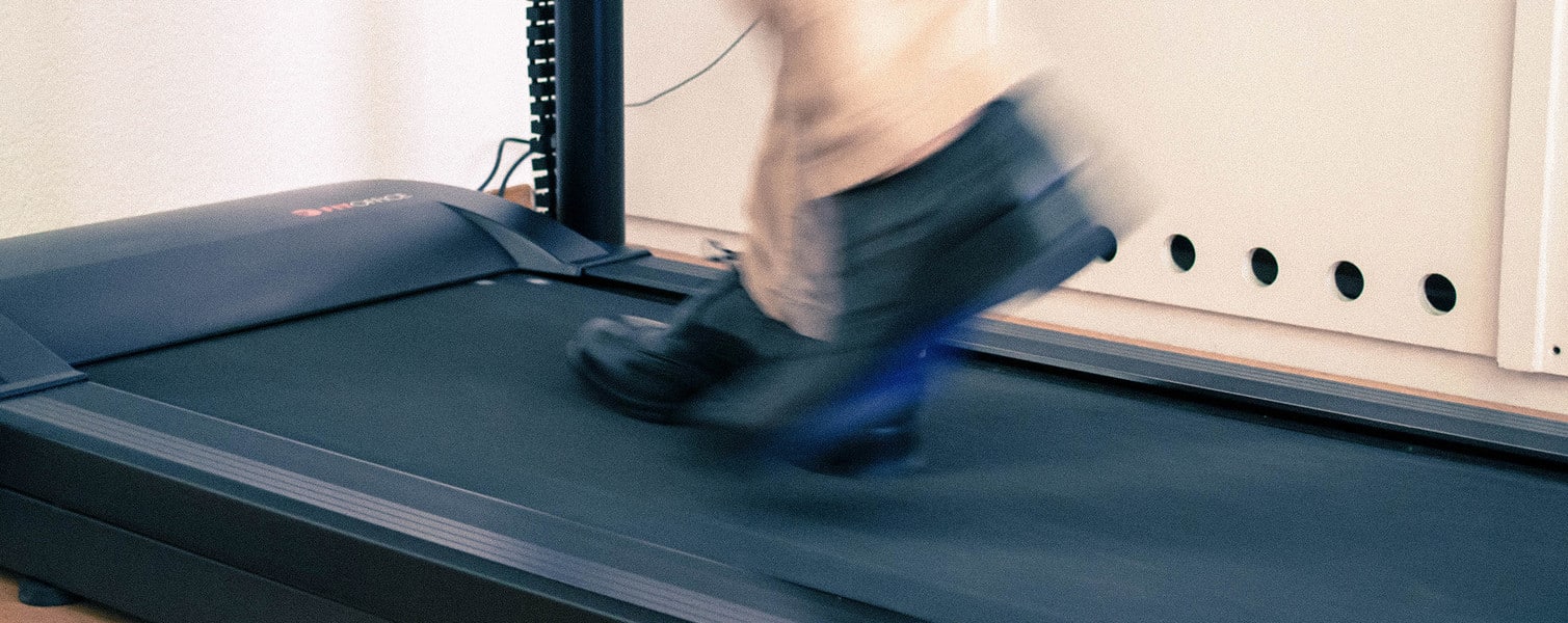 Quelqu'un en train de marcher sur un tapis de marche